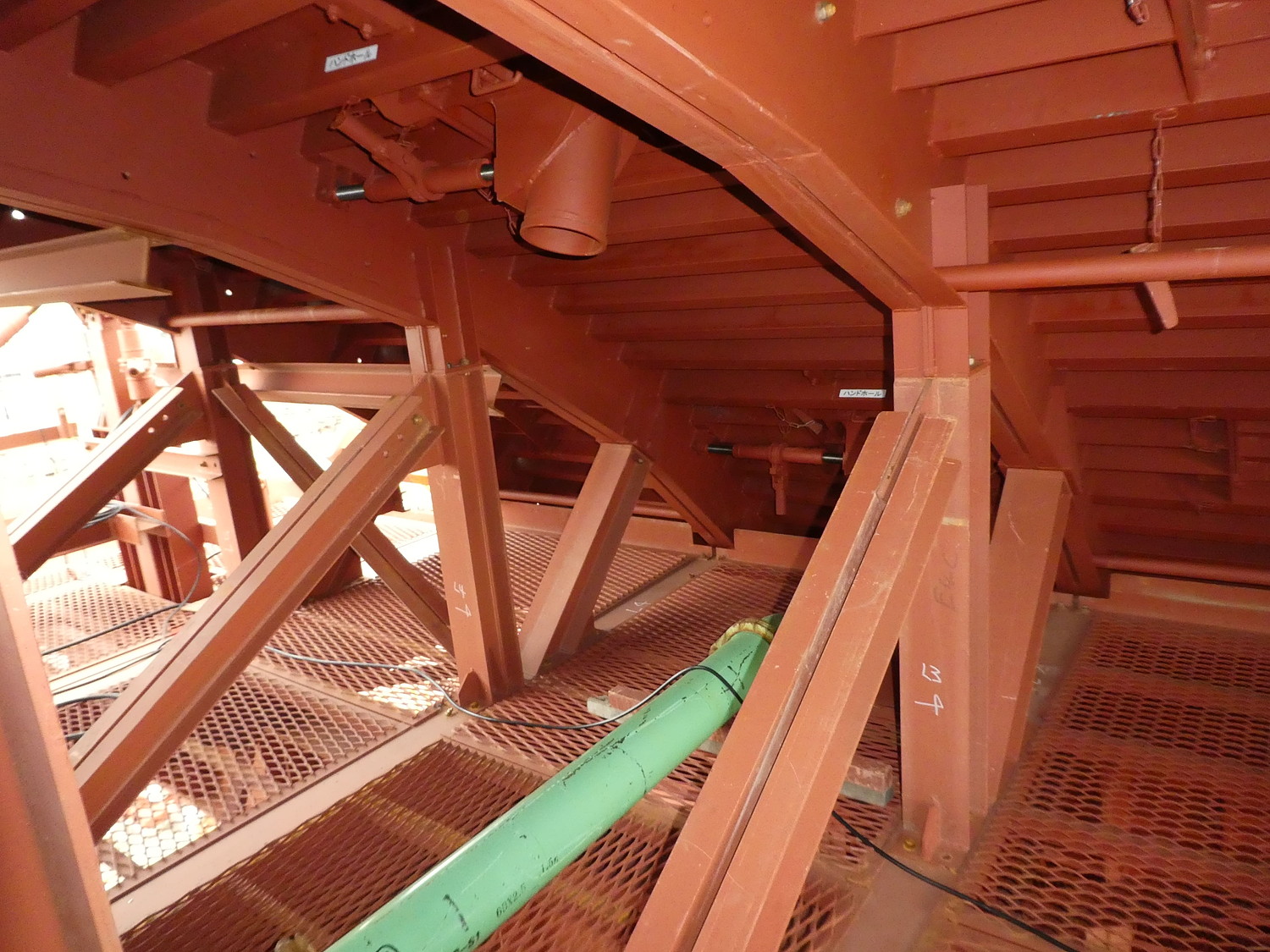 肩部コンクリート注入口