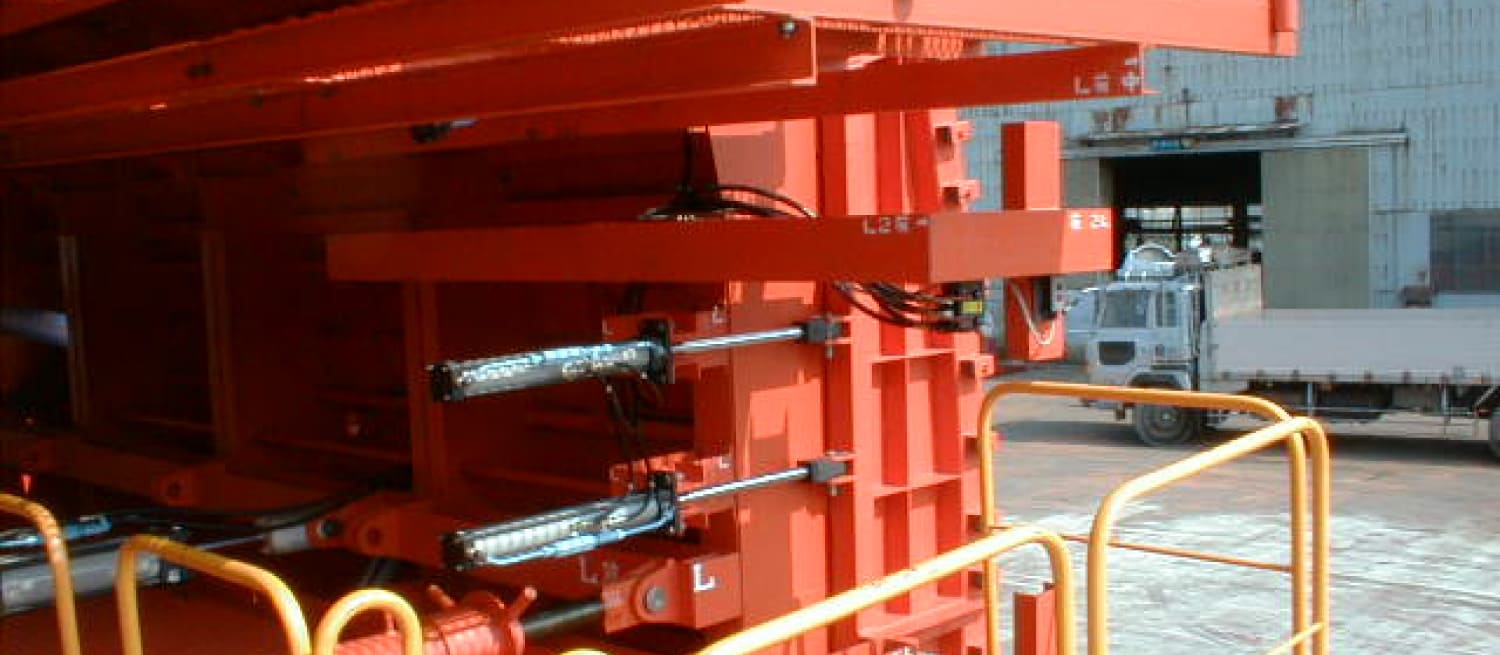 油圧式伸縮妻板