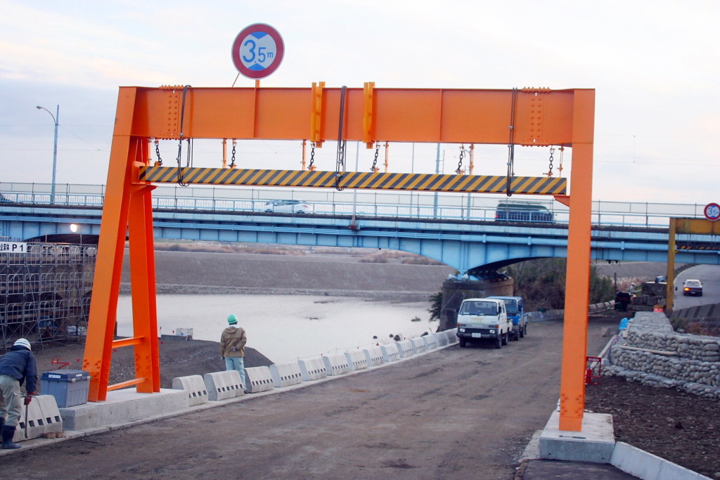 富山大橋高さ制限門構|北陸建工グループ