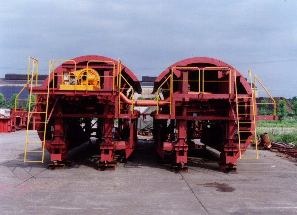 二連トンネル用スチールフォーム|北陸建工グループ