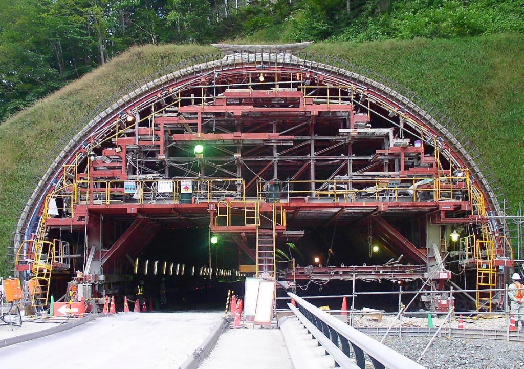 拡幅部用スライドセントル|北陸建工グループ