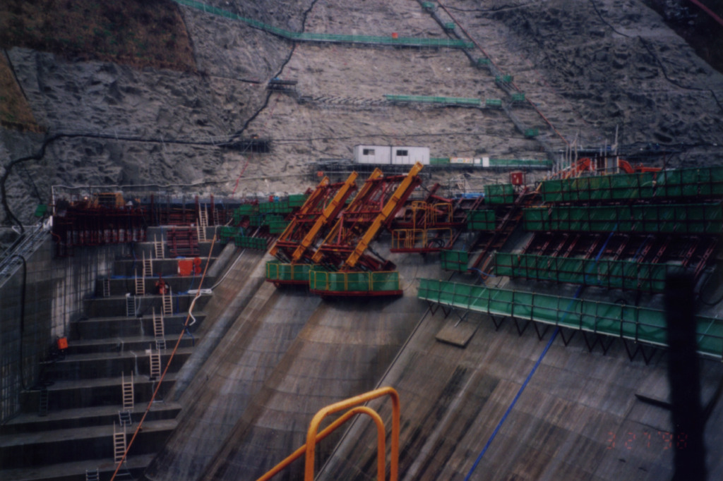 ダム提体型枠|北陸建工グループ